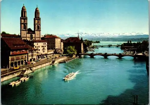 50576 - Schweiz - Zürich , und die Alpen , Zunfthäuser und Grossmünster an der Limmat - nicht gelaufen