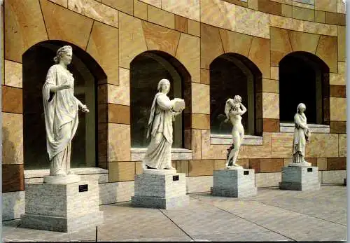 51636 - Deutschland - Stuttgart , Neue Staatsgalerie , Innerhof mit Werken von Ludwig Hofer , Heinrich Imhof - 1989