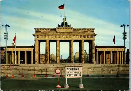 51810 - Deutschland - Berlin , Brandenburger Tor nach dem 13. August 1961 - gelaufen