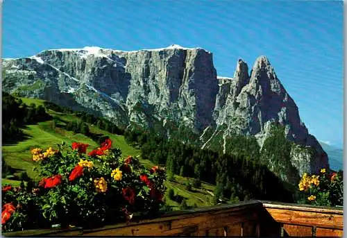 52137 - Italien - Dolomiti , Schlern , Schlerngebiet , Seiseralm mit Blick gegen den Schlern , Sciliar - gelaufen 1984