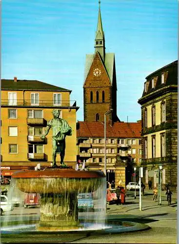 53011 - Deutschland - Hannover , Der Duvebrunnen , Turm der Marktkirche - nicht gelaufen