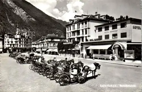 54952 - Schweiz - Interlaken , Bahnhofsplatz , Bahnhof , Kutsche , Droschke , Hotel Bahnhof , Hotel Merkur - 1963