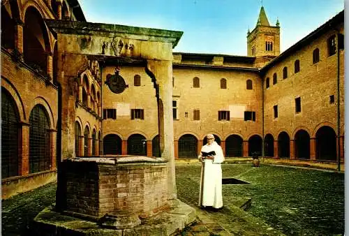 55028 - Italien - Siena , Abbazia di Monte Oliveto Maggiore , Pozzo nell'interno del chiostro grande - n. gelaufen