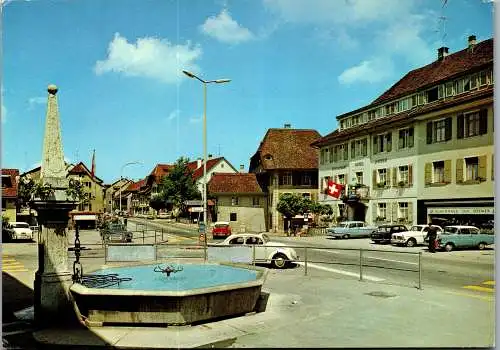 55087 - Schweiz - Sissach , Dorfplatz mit Dorfbrunnen , VW Käfer - gelaufen 1981