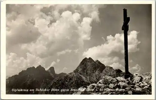 56339 - Tirol - Innsbruck , Gipfelkreuz am Hafelekar gegen Brandjoch u. Kleinen Solstein - gelaufen 1950