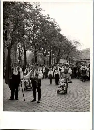 56546 - Tracht - Tschechien , Personen in Tracht -  1951