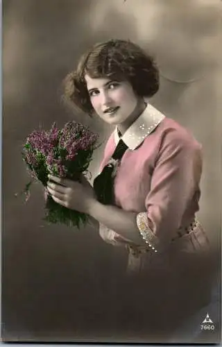 56895 - Motiv - Phantasie , Frau mit Blumenstrauß - gelaufen 1912