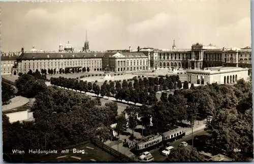 57710 - Wien - Wien , Heldenplatz mit Burg - gelaufen