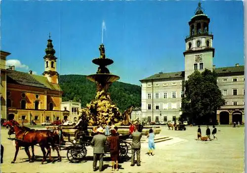 57938 - Salzburg - Salzburg , Residenzplatz mit Brunnen , Glockenspiel und Cafe Glockenspiel - nicht gelaufen