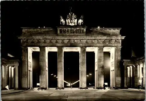 58017 - Deutschland - Berlin , Brandenburger Tor - gelaufen