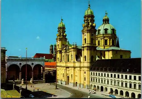 58489 - Deutschland - München , Theatinerkirche am Odeonsplatz mit Feldherrnhalle - nicht gelaufen