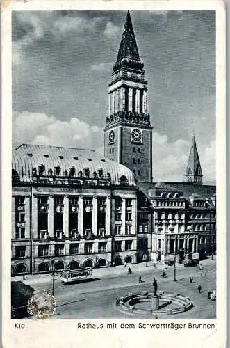 59302 - Deutschland - Kiel , Rathaus mit dem Schwertträger Brunnen , Feldpost - gelaufen 1943