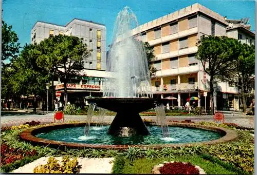 59824 - Italien - Lignano , Sabbiadoro , Piazza della Fontana - gelaufen 1966