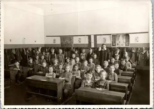 59919 - Abbildung - Kinder , Kinder , Schulkinder im Klassenraum - nicht gelaufen