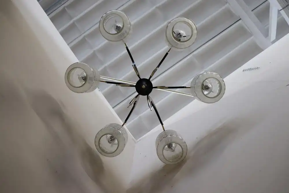 Italienische Mid-Century Glasschalen, Holz, Messing & schwarz lackierter Metall Kronleuchter, 1950er 2