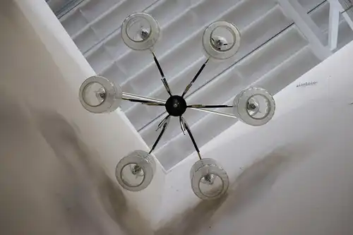 Italienische Mid-Century Glasschalen, Holz, Messing & schwarz lackierter Metall Kronleuchter, 1950er