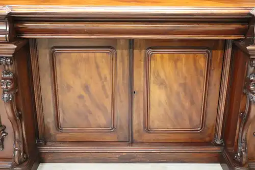 Sideboard aus geschnitztem Holz