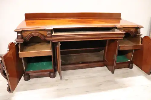 Sideboard aus geschnitztem Holz