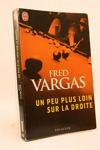 Fred Vargas: Un peu plus loin sur la droite. [Policier 5690]. 