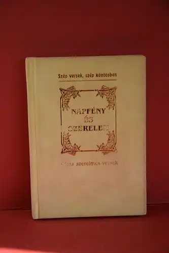 Baranyi Ferenc [Red.]: Napfény és szerelem. Olasz szerelmes versek. 