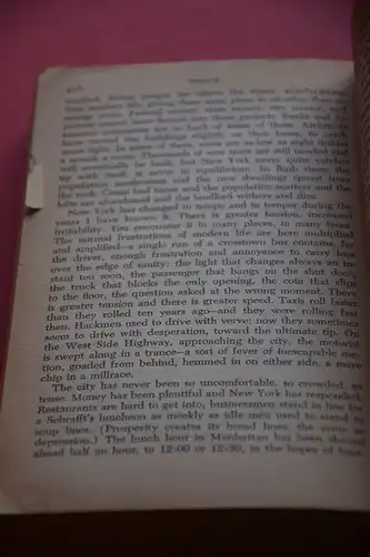 Houston Peterson [Ed.]: Great Essays. Fifty Delightful, Witty and Provocative Great Essays on Man and the World Around Him By Thirty-Eight Great Writers. 