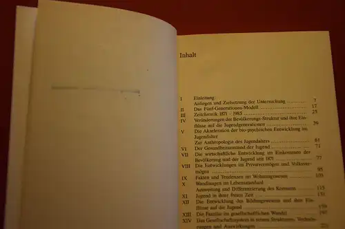 Walter Jaide: Generationen eines Jahrhunderts. Wechsel der Jugendgenerationen im Jahrhunderttrend. Zur Sozialgeschichte der Jugend in Deutschland 1871-1985. 