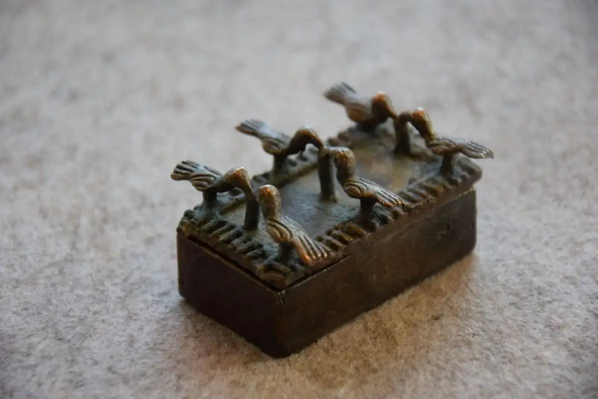 Alte afrikanische Goldstaubdose mit Vogelskulpturen; Bronze 0