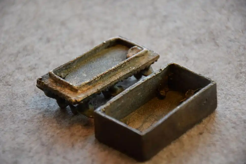 Alte afrikanische Goldstaubdose mit Vogelskulpturen; Bronze 1