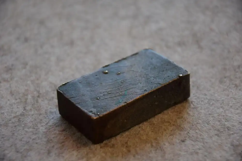 Alte afrikanische Goldstaubdose mit Vogelskulpturen; Bronze 2