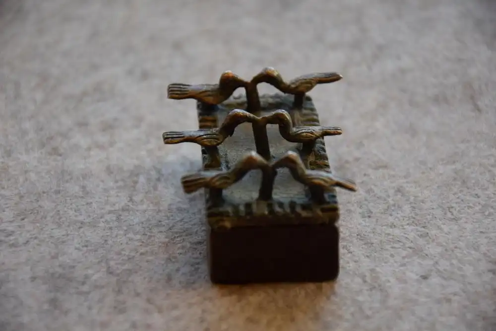 Alte afrikanische Goldstaubdose mit Vogelskulpturen; Bronze 3