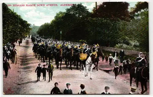 AK Großbritannien Hussars March Down Avenue. Aldershot #PM469
