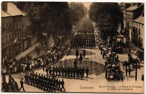 AK Charleville La Revue du 14 Juillet , Le Défilé de I'Infanterie 1917 #PM953