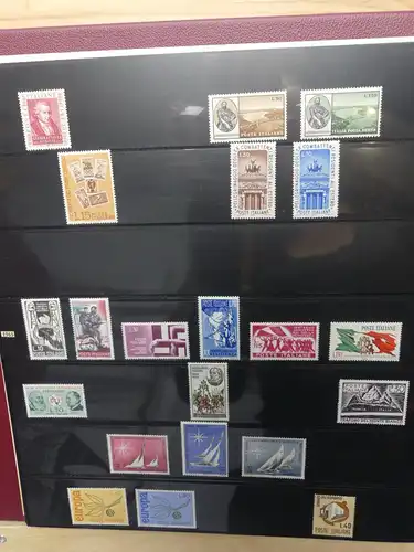 Italien 1862-1990 besammelt meist postfrisch auf schwarzen Safe Seiten #LX753