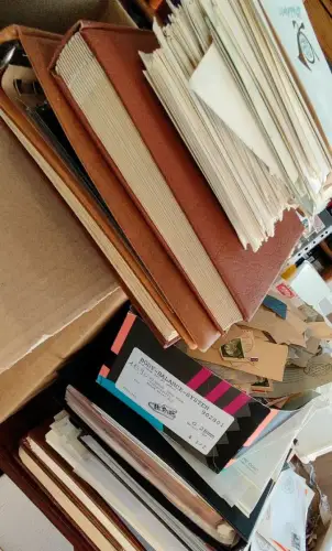 ALLES MUSS RAUS - ca 15kg Wunderkiste mit Alben, Briefmarken, Belegen uvm #KK003