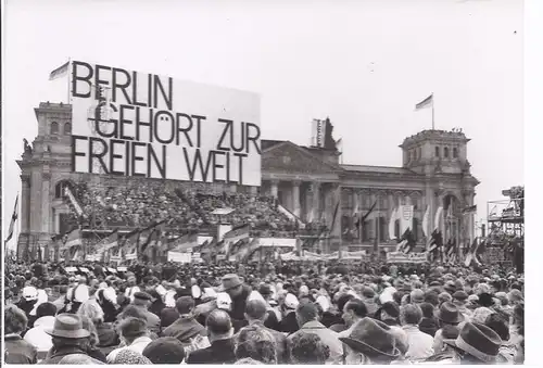 alb-8600 BERLIN  1. Mai Kundgebung in West Berlin  auf dem Platz der Republik 