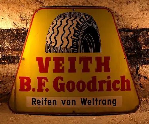 Großes VEITH / B.F. Goodrich Emailleschild, trapezförmiges Original aus den 1950er Jahren, 122 x 95 cm 