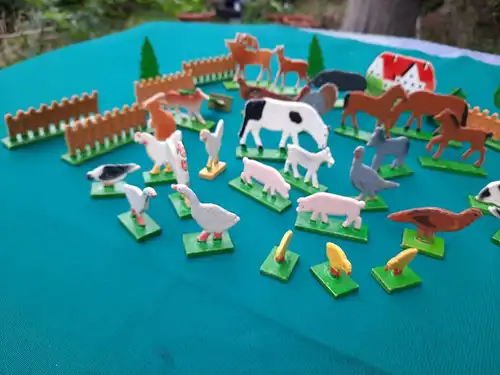 Spielset mit  antiken  Holzbauernhoftieren, Zä-unen und Bäumen  Sammlerset Holzkinderspielzeug   antike Holztiere Vintage