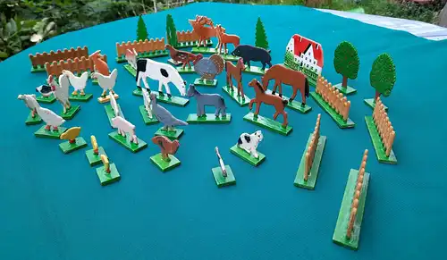 Spielset mit  antiken  Holzbauernhoftieren, Zä-unen und Bäumen  Sammlerset Holzkinderspielzeug   antike Holztiere Vintage