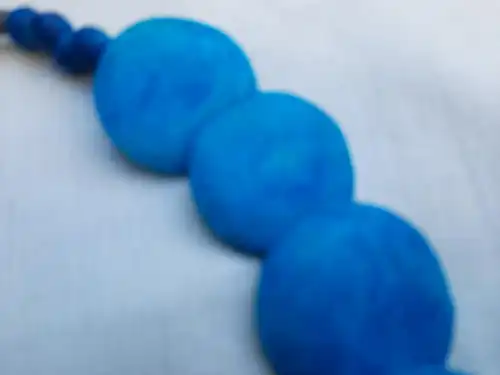 Collier aus türkisblauen Holzscheiben, Halskette Vintage