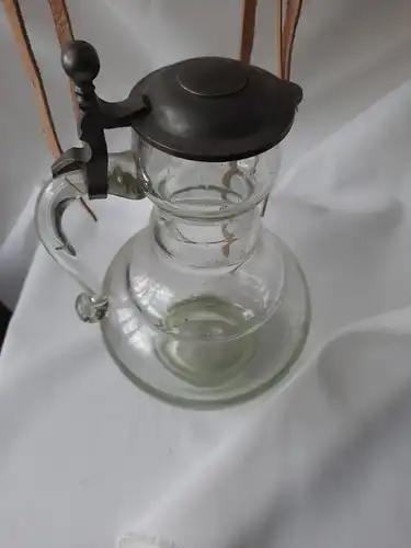 Glaskaraffe, Glaskrug mit Zinndeckel, Wasserkrug antik 