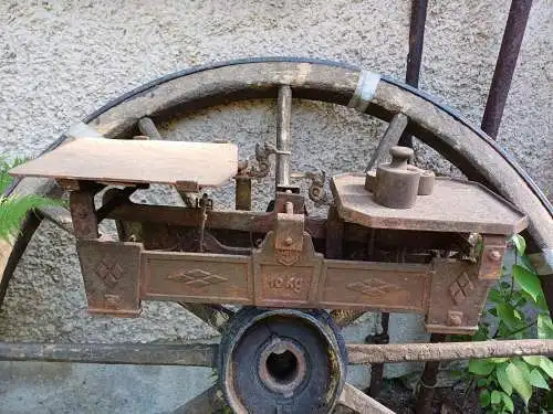 alte Waage aus Metall mit 3 Gewichten 