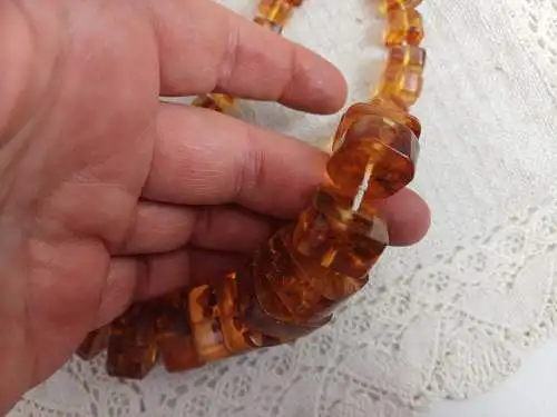 Riesige Kette in Bernsteinoptik, Polybern, fancy 70s , ungewöhnliche Form, muss neu gefädelt werden