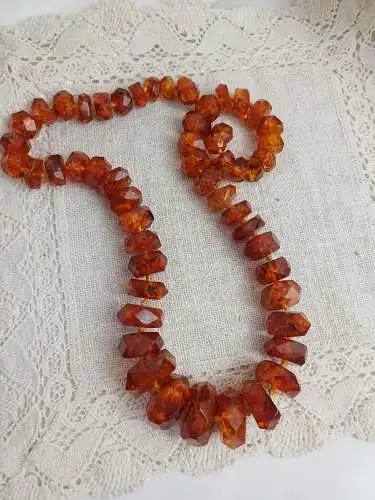 Riesige Kette in facettiertem Bernstein, art deko, geschliffener Bernstein , ungewöhnliche Form, muss neu gefädelt werden