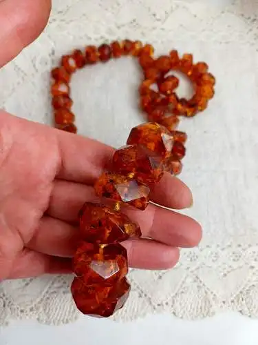 Riesige Kette in facettiertem Bernstein, art deko, geschliffener Bernstein , ungewöhnliche Form, muss neu gefädelt werden
