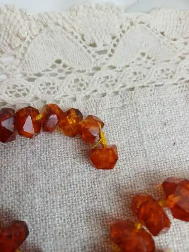 Riesige Kette in facettiertem Bernstein, art deko, geschliffener Bernstein , ungewöhnliche Form, muss neu gefädelt werden