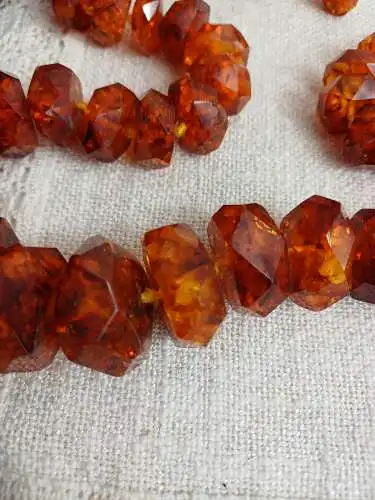 Riesige Kette in facettiertem Bernstein, art deko, geschliffener Bernstein , ungewöhnliche Form, muss neu gefädelt werden