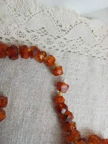 Riesige Kette in facettiertem Bernstein, art deko, geschliffener Bernstein , ungewöhnliche Form, muss neu gefädelt werden