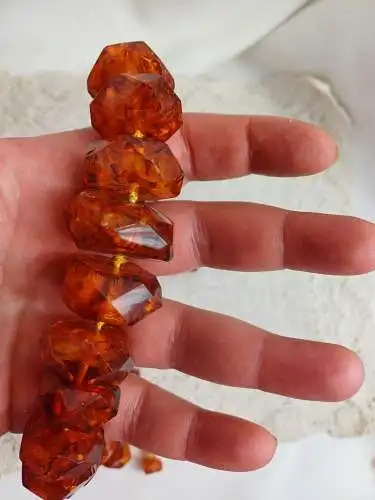 Riesige Kette in facettiertem Bernstein, art deko, geschliffener Bernstein , ungewöhnliche Form, muss neu gefädelt werden
