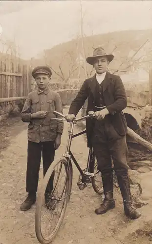 [Echtfotokarte schwarz/weiß] Mann und Junge mit Fahrrad. 