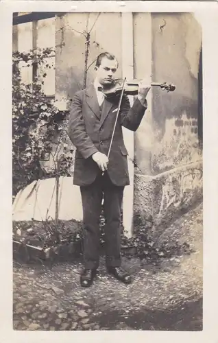 [Echtfotokarte schwarz/weiß] Echtfotokarte Junger Mann spielt Geige. 